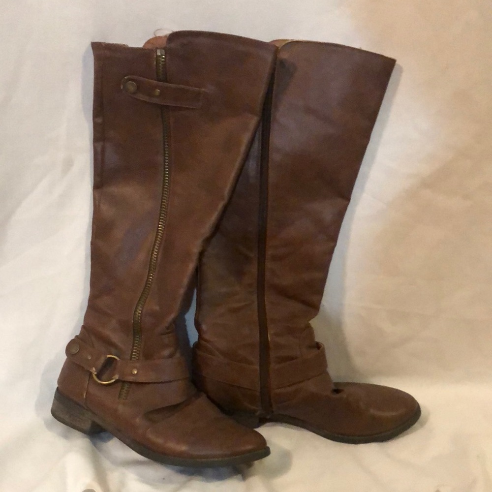 Brown knee boots with buckle